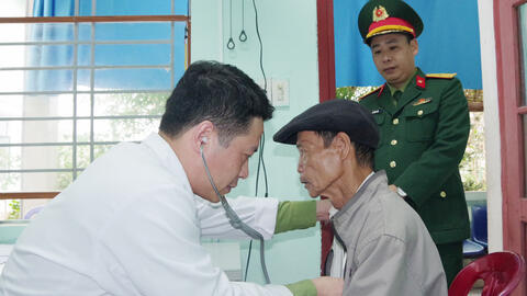 Hơn 600 người dân vùng lũ Thành phố Huế được khám, tư vấn sức khoẻ, cấp phát thuốc miễn phí