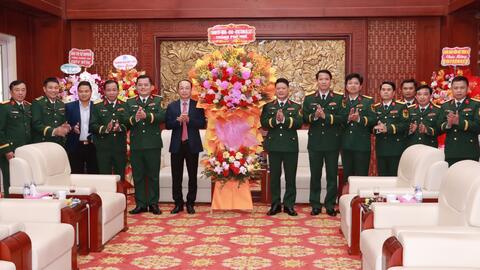 Đoàn lãnh đạo thành phố Huế thăm chúc mừng Lực lượng vũ trang Quân khu 4