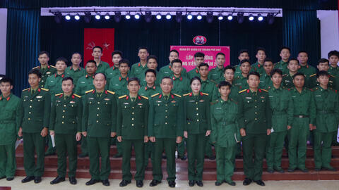 Đảng ủy quân sự Thành phố huế trao giấy chứng nhận cho 32 đồng chí hoàn thành lớp bồi dưỡng đảng viên mới năm năm 2025