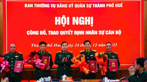 Đảng uỷ Quân sự thành phố công bố, trao quyết định nhân sự cán bộ năm 2025