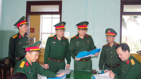 Quân khu 4 theo dõi, kiểm tra, nắm tình hình, hướng dẫn huấn luyện tháng thứ nhất năm 2026 tại Bộ CHQS thành phố Huế