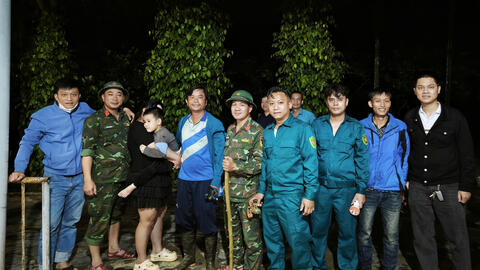 Thành phố Huế: Bộ đội, dân quân và các lực lượng xuyên đêm tìm cháu bé bị lạc vào rừng núi