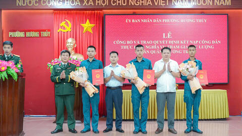 UBND Phường Hương Thủy công bố và trao quyết định kết nạp công dân thực hiện nghĩa vụ tham gia lực lượng Dân quân thường trực.