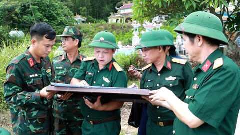 Bộ CHQS thành phố Huế khảo sát, nắm thông tin khu vực mộ liệt sĩ tại đèo Phước Tượng