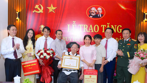 Đại tướng Nguyễn Trọng Nghĩa dự Lễ trao Huy hiệu 80 năm tuổi Đảng tặng các đảng viên lão thành trên địa bàn thành phố Huế