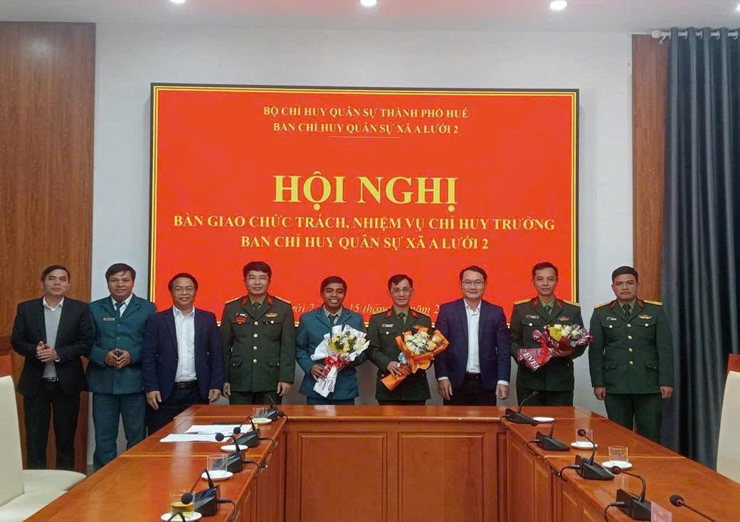 Ban Chỉ huy phòng thủ khu vực 2 - A Lưới bàn giao chức trách, nhiệm vụ Chỉ huy trưởng Ban Chỉ huy Quân sự (CHQS) các xã, phường