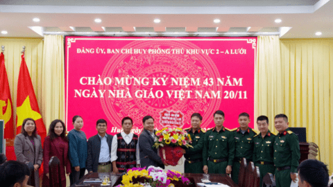 Đảng ủy, Ban Chỉ huy Phòng thủ Khu vực 2 - A Lưới thăm, chúc mừng ngày nhà giáo việt nam 20/11