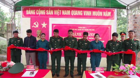 Ban Chỉ huy PTKV 2 - A Lưới bàn giao “Nhà đồng đội” cho Thiếu tá Trần Văn Linh