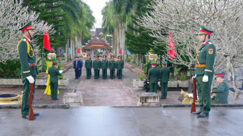 Ban Chỉ huy PTKV 2 - A Lưới dâng hương tưởng niệm các Anh hùng Liệt sĩ nhân kỷ niệm 81 năm Ngày thành lập Quân đội nhân dân Việt Nam