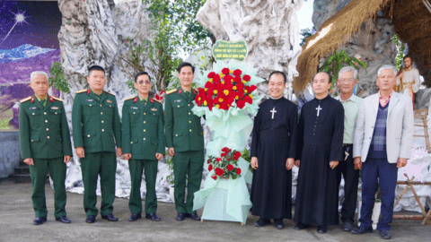 Ban Chỉ huy PTKV 2 - A Lưới, Bộ CHQS thành phố Huế thăm, chúc mừng Lễ giáng sinh tại Giáo xứ Sơn Thủy