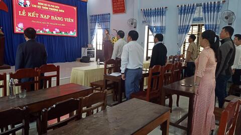 Phú Vang: Kết nạp đảng cho thanh niên ưu tú trước khi lên đường nhập ngũ năm 2023