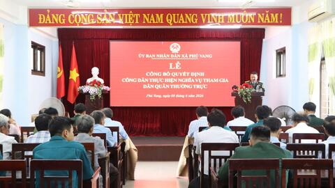 Ủy ban nhân dân xã Phú Vang: Công bố và trao quyết định kết nạp dân quân thường trực năm 2026