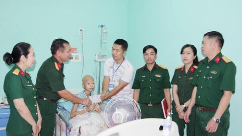 Bộ CHQS thành phố Huế thăm, động viên bệnh nhân Lào đang điều trị tại Bệnh viện Trung ương Huế