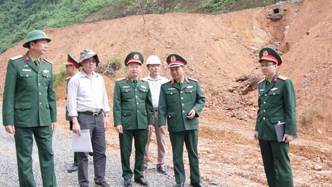 Bộ Tư lệnh Quân khu 4. Kiểm tra thực địa và đôn đốc tiến độ thi công  tuyến đường tỉnh lộ 74 Nam Đông- A Lưới