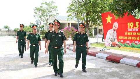 Trung tướng Hà Thọ Bình, Tư lệnh Quân khu 4 kiểm tra doanh trại Ban Chỉ huy PTKV 1 - Hương Trà