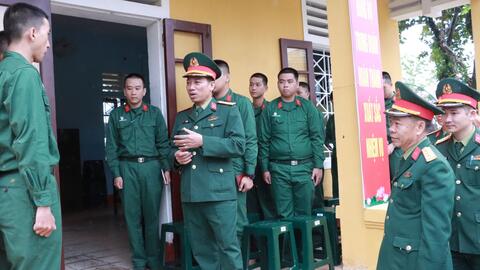 Bộ CHQS thành phố thăm, động viên chiến sĩ mới nhập ngũ tại Trung đoàn 6