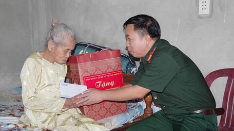 Bộ CHQS thành phố thăm tặng quà mẹ VNAH và dâng hương tri ân các liệt sĩ