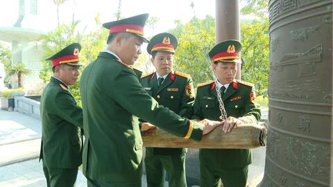 Bộ CHQS thành phố dâng hoa, dâng hương nghĩa trang liệt sĩ thành phố và Phòng thờ Hồ Chí Minh nhân kỷ niệm 81 năm Ngày truyền thống LLVT thành phố