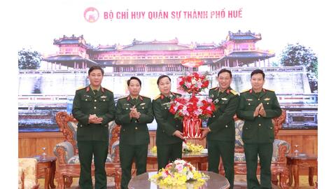 Bộ CHQS thành phố chúc mừng đồng chí Chính ủy và tổ chức Hội nghị công bố, trao quyết định về công tác cán bộ