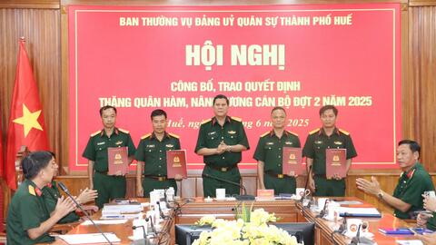 Đảng ủy Quân sự thành phố Trao quyết định thăng quân hàm và nâng lương cán bộ đợt 2 năm 2025