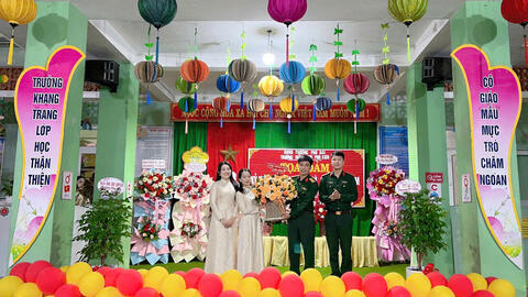 Tiểu đoàn Tăng Thiết giáp 3 thăm, tặng hoa chúc mừng Ngày Nhà giáo Việt Nam 20 - 11