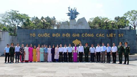 Thị xã Phong Điền: Tổ chức lễ dâng hoa, dâng hương viếng các Anh hùng Liệt sỹ tại Nghĩa trang liệt sỹ Quốc gia Trường Sơn và Nghĩa trang liệt sỹ Đường 9 tại Quảng Trị