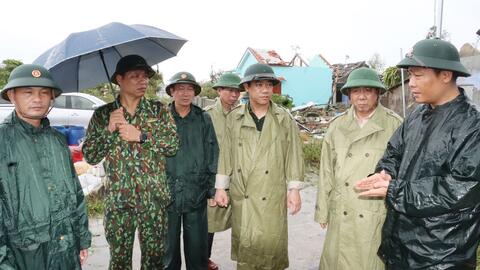 Trên 3.500 cán bộ, chiến sĩ  LLVT Thừa Thiên Huế giúp bà con nhân dân khắc phục hậu quả bão số 4