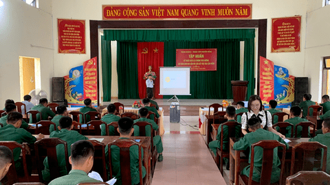 Trung đoàn 6 phối hợp với Trung tâm Khuyến nông thành phố Huế tập huấn chăn nuôi gà H’Mông