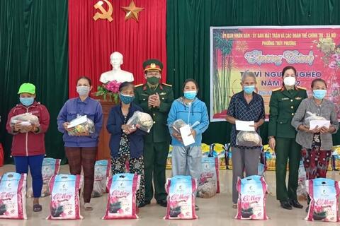 Trường Cao đẳng Nghề số 23 tặng quà Tết trên địa bàn thành phố Huế, thị xã Hương Thủy