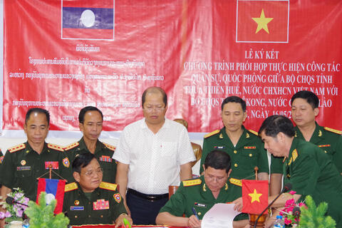Đoàn công tác đặc biệt tỉnh Thừa Thiên Huế hội đàm với Ban công tác đặc biệt tỉnh Se Kong - Lào