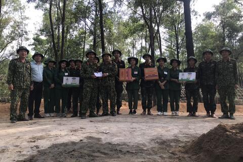 Đoàn cán bộ và sinh viên khóa 221 Trung tâm GDQP&AN - Đại học Huế thăm, tặng quà các đơn vị tham gia phục vụ diễn tập khu vực phòng thủ tỉnh năm 2022