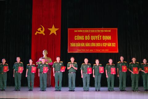 Bộ CHQS tỉnh Thừa Thiên Huế  trao quyết định thăng quân hàm, nâng lương cho Quân nhân chuyên nghiệp, Viên chức quốc phòng năm 2022