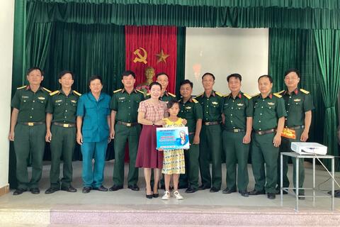 Đảng ủy, Ban Chỉ huy Quân sự huyện Quảng Điền nhận đỡ đầu trẻ em có hoàn cảnh khó khăn