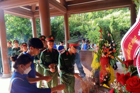 Trung đoàn 6 tham gia dâng hoa, dâng hương khu di tích lịch sử Chín Hầm nhân kỷ niệm 75 năm ngày Thương binh, liệt sĩ