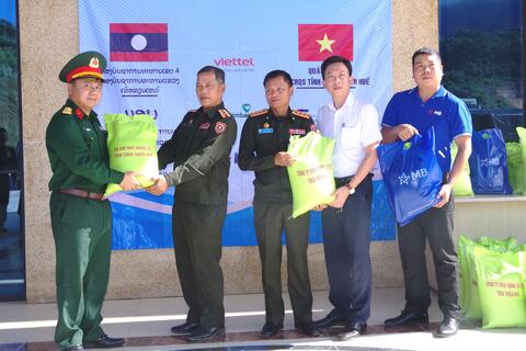Bộ CHQS tỉnh tặng gạo cho Bộ CHQS tỉnh Salavan, Sêkông (Lào)