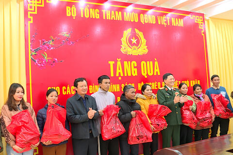 Bộ Tổng Tham mưu Quân đội nhân dân Việt Nam tặng quà cho các gia đình chính sách, hộ nghèo tại huyện A Lưới