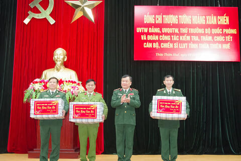 Thứ trưởng Bộ quốc Phòng Hoàng Xuân Chiến thăm, chúc tết cán bộ, chiến sĩ Lực lượng vũ trang tỉnh Thừa Thiên Huế