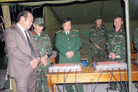 Lãnh đạo tỉnh thăm, động viên lực lượng làm nhiệm vụ bắn pháo hoa tại điểm bắn huyện Phú Lộc