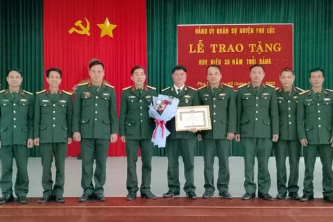 Đảng ủy Quân sự huyện Phú Lộc tổ chức Lễ trao tặng Huy hiệu 30 năm tuổi đảng