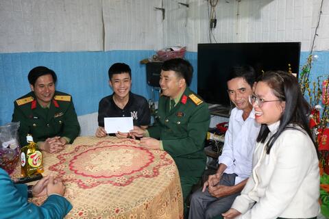 Đảng ủy, Ban CHQS thị xã Hương Trà thăm, tặng quà thanh niên có hoàn cảnh khó khăn chuẩn bị lên đường nhập ngũ