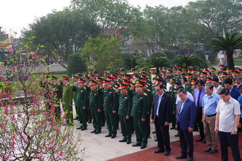 Hương Thủy: Viếng Nghĩa trang liệt sỹ nhân kỷ niệm 93 năm ngày thành lập Đảng Cộng sản Việt Nam