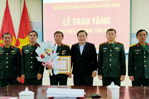 Đảng ủy Quân sự huyện Phong Điền trao huy hiệu 30 năm tuổi Đảng