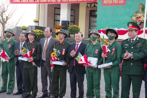 Thanh niên Phú Lộc háo hức lên đường tòng quân Bảo vệ Tổ quốc