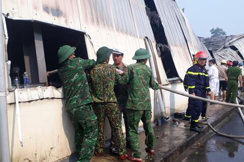 Ban CHQS huyện Phú Lộc huy động hơn 60 cán bộ, chiến sĩ tham gia chữa cháy tại Công ty bánh gạo One-One