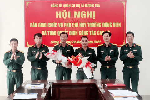 Bàn giao chức trách, nhiệm vụ Phó Chỉ huy trưởng Động viên Ban CHQS thị xã Hương Trà và trao quyết định cán bộ nghỉ chờ hưu, Thăng quân hàm Đại úy QNCN năm 2023.