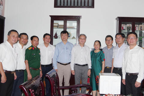Ban Đối ngoại Trung ương Đảng Nhân dân Cách mạng Lào thăm, tặng quà các cựu chiến binh và thân nhân liệt sĩ quân tình nguyện tham gia chiến đấu tại Lào