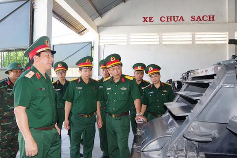 Bộ Tư lệnh Binh chủng Tăng Thiết giáp kiểm tra Tiểu đoàn Tăng Thiết giáp 3