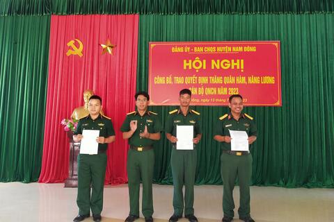 Ban CHQS huyện Nam Đông trao Quyết định nâng lương, phiên Quân hàm Quân nhân chuyên nghiệp năm 2023