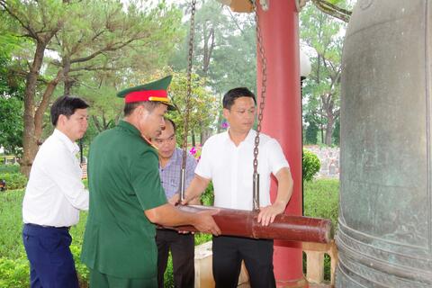 Lãnh đạo tỉnh Thừa Thiên Huế: Viếng Nghĩa trang Liệt sĩ và thăm, tặng quà gia đình các liệt sĩ hy sinh tại Tiểu khu 67