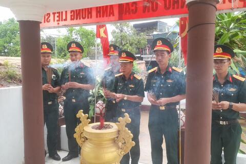 Trung đoàn 6 dâng hương viếng các anh hùng liệt sỹ nhân kỷ niệm 78 năm Quốc khánh 02/9 và Ngày truyền thống LLVT tỉnh Thừa Thiên Huế